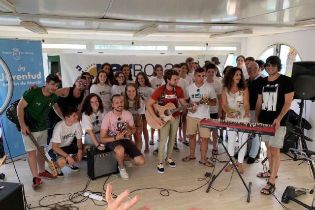 Unos 70 jóvenes participan en el campamento de verano ´Arbolar Beach Rock´ de Los Urrutias