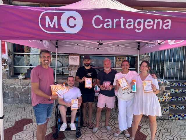 MC realiza una acción para divulgar su iniciativa de 'Cartagena Fotosaludable'