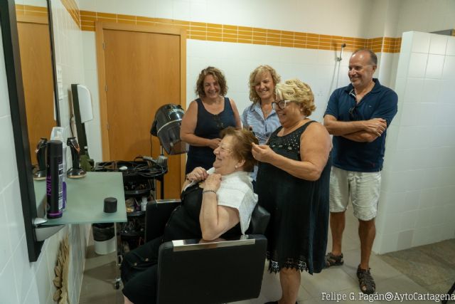 Los Centros de Día de Cartagena ofrecerán tras el verano servicio de peluquería, podología y terapias sensoriales