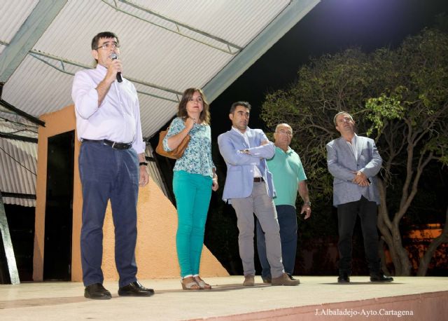 Los vecinos de Los Dolores celebraron la nueva imagen de la Plaza de la Virgen con una fiesta