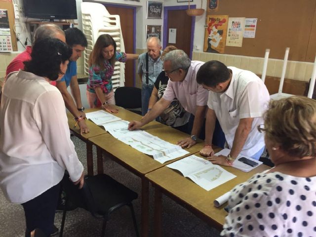 Desarrollo Sostenible avanza a los vecinos de La Azohia el comienzo de las obras de la plaza de Juan Paredes