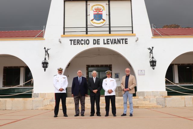 Representantes de la Hospitalidad Santa Teresa visitan al CoronelJefe del Tercio de Levante