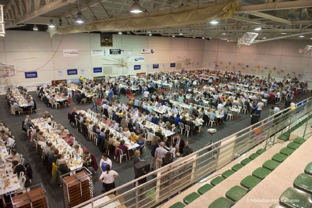 Manos Unidas Cartagena reunio a varios centenares de personas en torno a su novena Paella Solidaria