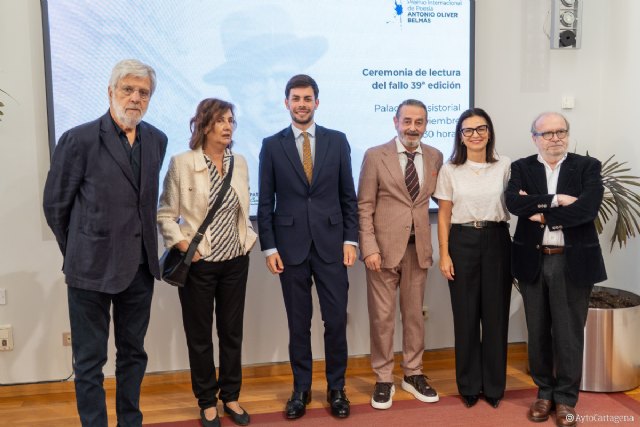 Carmen Palomo Pinel, ganadora del 39º Premio Internacional de Poesía Antonio Oliver Belmás