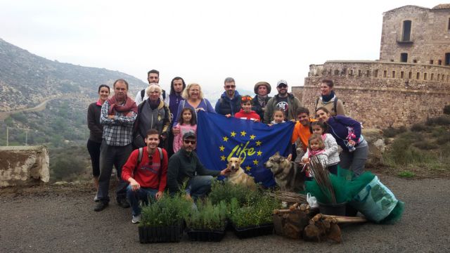 La Asociación para la recuperación del bosque autóctono (ARBA) reforesta durante este otoño las laderas del monte de Fajardo