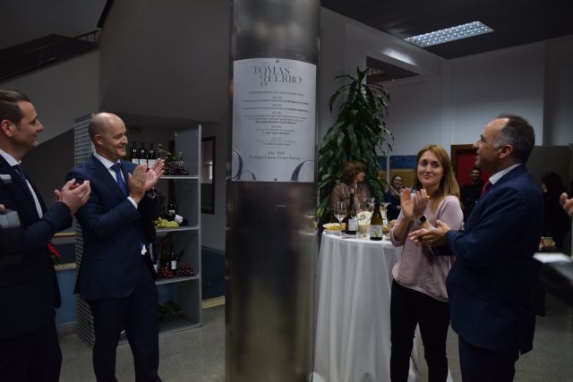 La UPCT embotella 3.000 litros de vino de uva merseguera