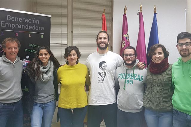 Jóvenes estudiantes reciben información sobre los recursos de las ADLE y del Ayuntamiento para el empleo