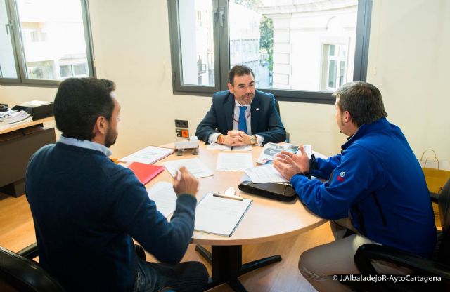 La Asociacion R-Inicia-T expone al alcalde su sistema para rehabilitar a los agresores de la violencia de genero