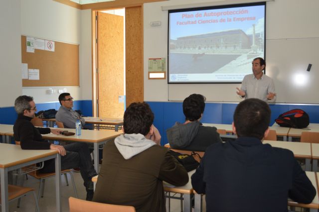 Charlas personalizadas de emergencias y evacuación a los alumnos de Ciencias de la Empresa