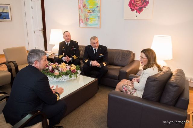 La alcaldesa despide a los comandantes de la operacion Sea Guardian, que velaran por la seguridad en el Mediterraneo