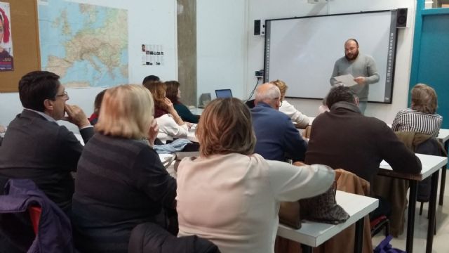 Buena acogida entre los cinefilos de Cartagena al Bazar del Cine de la Universidad Popular