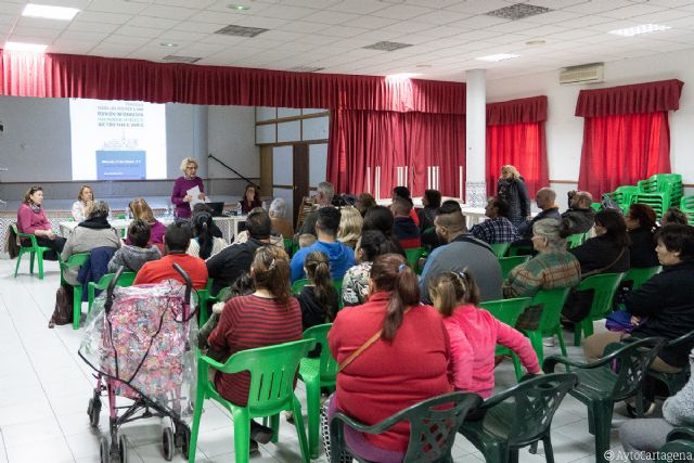 Servicios Sociales explica a los vecinos el nuevo programa europeo de intervención para Los Mateos