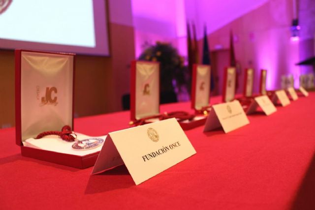 El Ayuntamiento felicita a los condecorados con la Medalla de Oro de la Universidad de Murcia