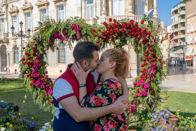 El ´photocall´ de San Valentín recibe a sus primeros ´enamorados´
