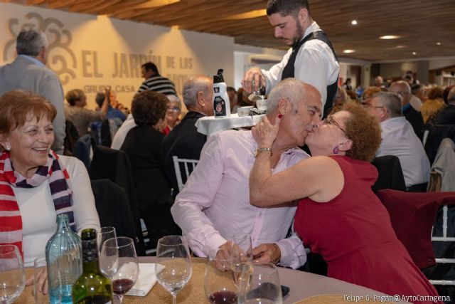 Los mayores del municipio celebran San Valentín con una comida y un Baile de Enamorados