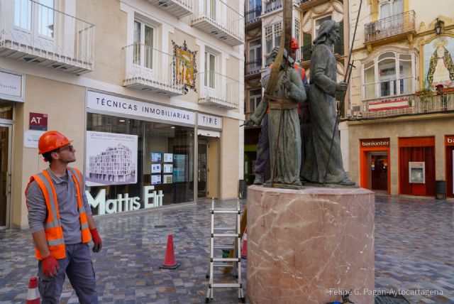 El nazareno del monumento al Procesionista vuelve a su lugar tras reparar el Ayuntamiento su fijación