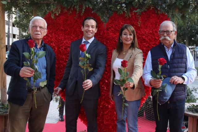 Los mayores de Cartagena celebran San Valentín con una comida para 40 parejas que han superado las bodas de oro