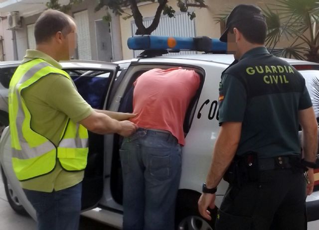 La Guardia Civil detiene a dos experimentados delincuentes cuando circulaban en un vehículo robado