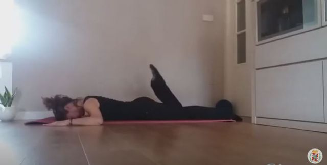 Natación y ejercicios de patada lateral en la décima sesión de ´Deporte en Casa, no pierdas el ritmo´