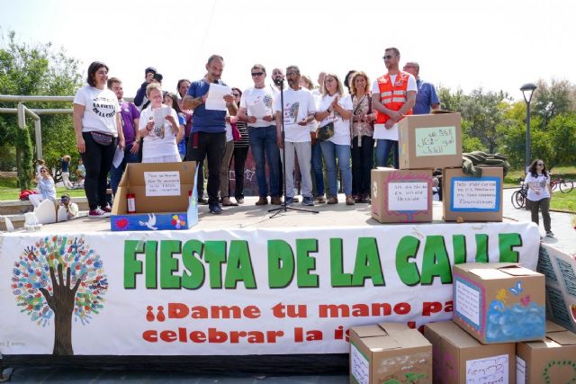 La ciudad muestra su cara mas solidaria en el Dia de la Calle