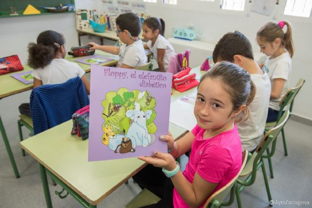 Floppy, el elefantito diabetico enseña a los niños a detectar la enfermedad con un cuento en castellano y arabe