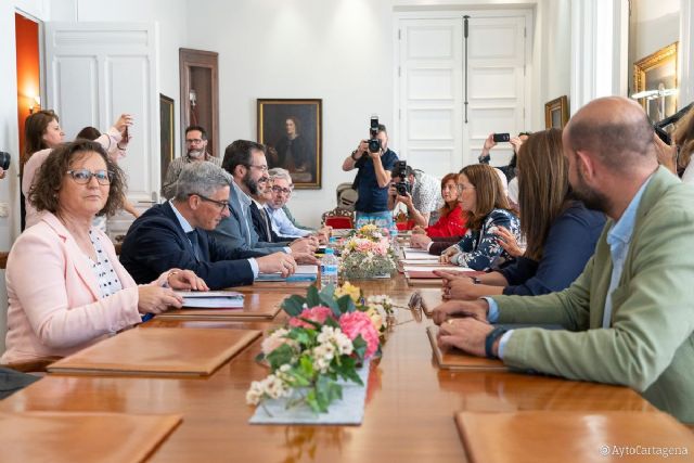Grupos municipales, vecinos y agentes implicados analizan la situación sanitaria de Cartagena