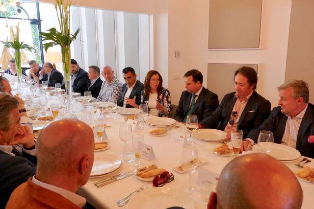 La alcaldesa se reúne con ´La tapa inmobiliaria´