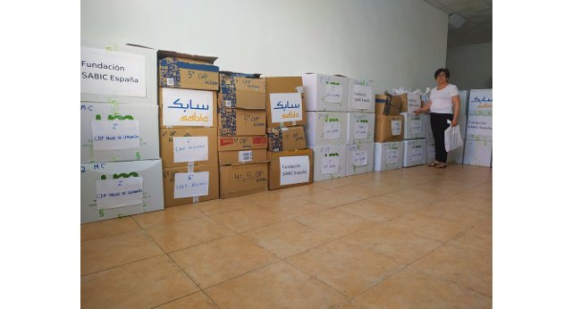 La Fundación SABIC España se vuelca con los estudiantes de La Aljorra con una donación de materiales escolares para más de 400 niños