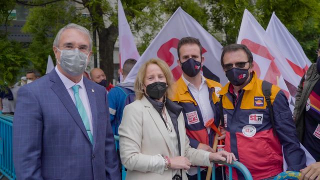 VOX apoya a los representantes del sindicato de trabajadores de Repsol de Cartagena en las puertas del Congreso