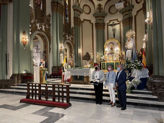 La Virgen del Amor Hermoso recibe un fajín con la imagen de su hijo Resucitado