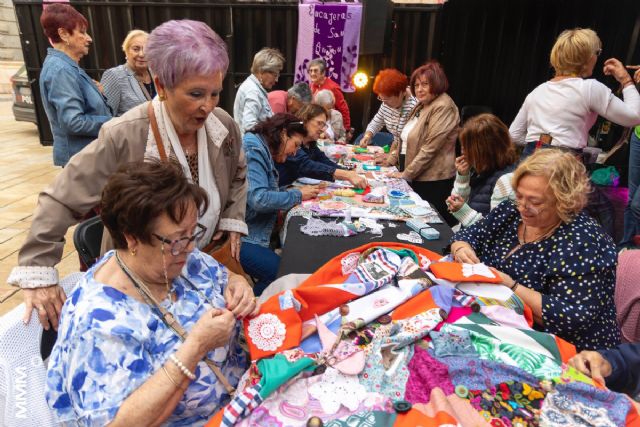 Mucho Más Mayo teje recuerdos y experiencias a través del laboratorio ciudadano de patchwork