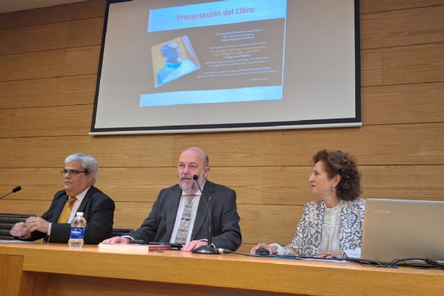 Un libro recoge la historia de más de 120 monumentos y estatuas de Cartagena