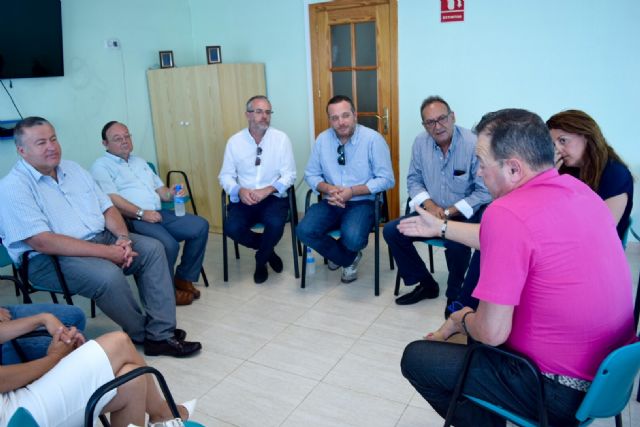 El candidato del PP al Congreso, Francisco Bernabé se reune con los taxistas de Cartagena