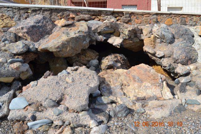 Ciudadanos Cartagena denuncia el deterioro de la vía peatonal en la playa de El Portús y alerta de posibles hundimientos