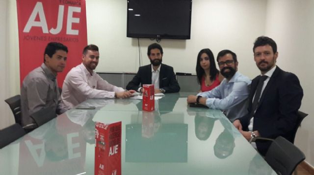 El director general de Juventud se reúne con jóvenes empresarios en Cartagena