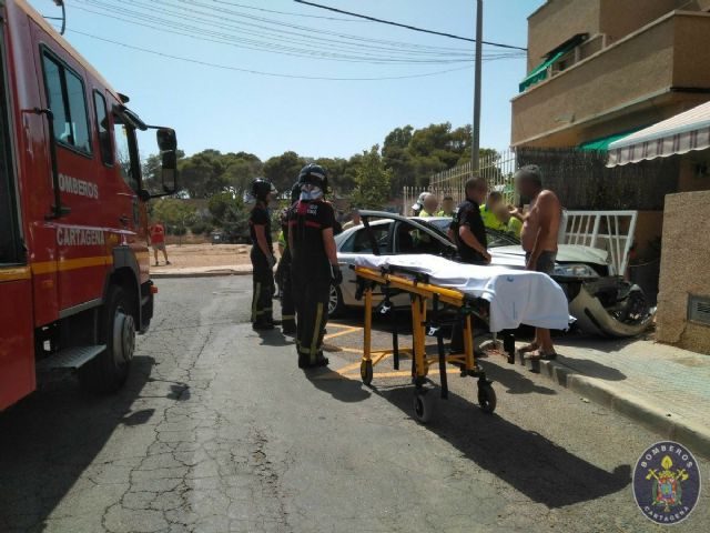 Rescatado un hombre que habia quedado atrapado en su vehiculo tras un accidente de trafico