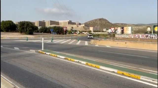 Carreteras instalará un semáforo y una acera que facilitarán el acceso peatonal al hospital de Santa Lucía
