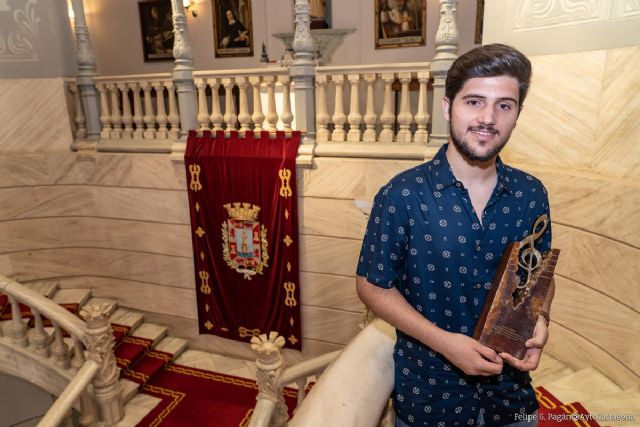 El ganador del Premio Filón de la última edición del Cante de las Minas, Alejandro Solano, muestra su galardón en el Palacio Consistorial