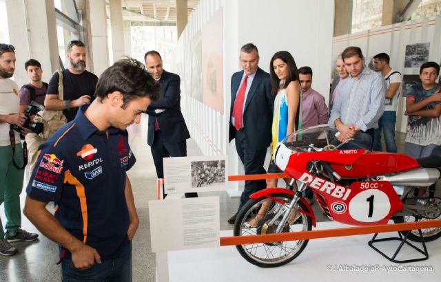 El antiguo CIM acoge una exposición que repasa la historia del mundo del motor y sus protagonistas
