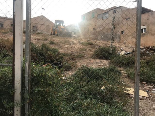 Infraestructuras acomete la limpieza de solares en el barrio de San Antón