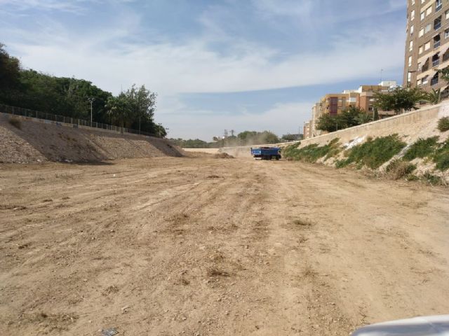 El Ayuntamiento limpieza ramblas y solares para evitar colapsos ante las previsiones de gota fría