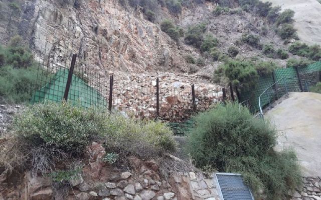 Cortada la calle Gisbert a vehículos y peatones por desprendimientos en el cerro de la Concepción