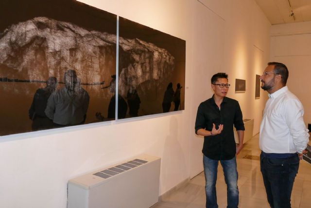 El artista coreano Kihong Chung cuelga sus creaciones en el Palacio Molina