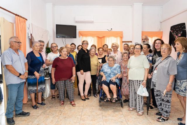 Una exposición de fotos y antigüedades inaugura la Semana cultural de los mayores de la Barriada de la Caridad