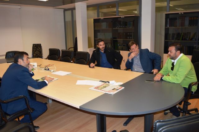 El alcalde recibe a promotores de eventos musicales para impulsar el potencial del litoral cartagenero