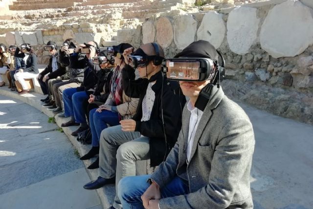 Cerca de medio centenar de empresas descubren los yacimientos de Cartagena a través de tablets y gafas de realidad virtual