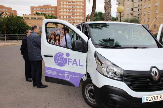 Fomento financia un vehículo adaptado a AFAL Cartagena para facilitar el traslado de enfermos de alzhéimer