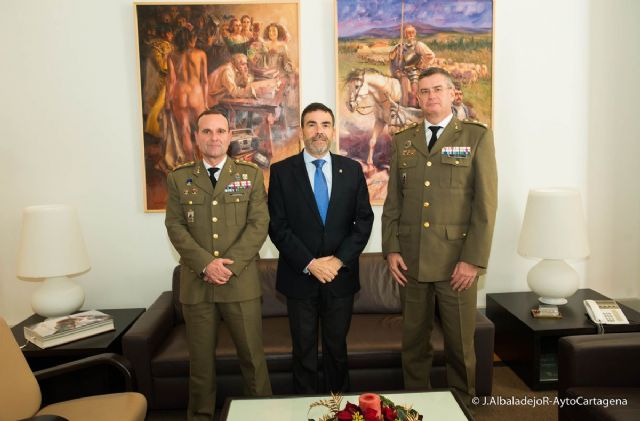 El alcalde y el nuevo coronel del Regimiento de Artilleria manienen su primer encuentro