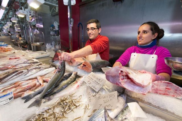 El Mercado de Santa Florentina acoge actividades de sensibilizacion sobre el consumo de la pesca artesanal sostenible