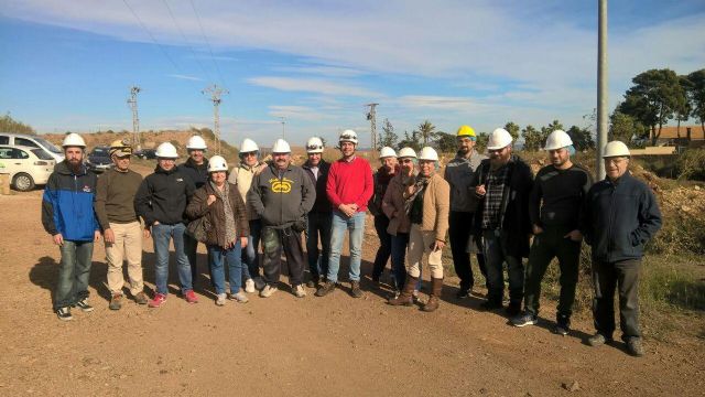Los artistas urbanos que realizan los murales de la diputacion del Beal visitan Cueva Victoria